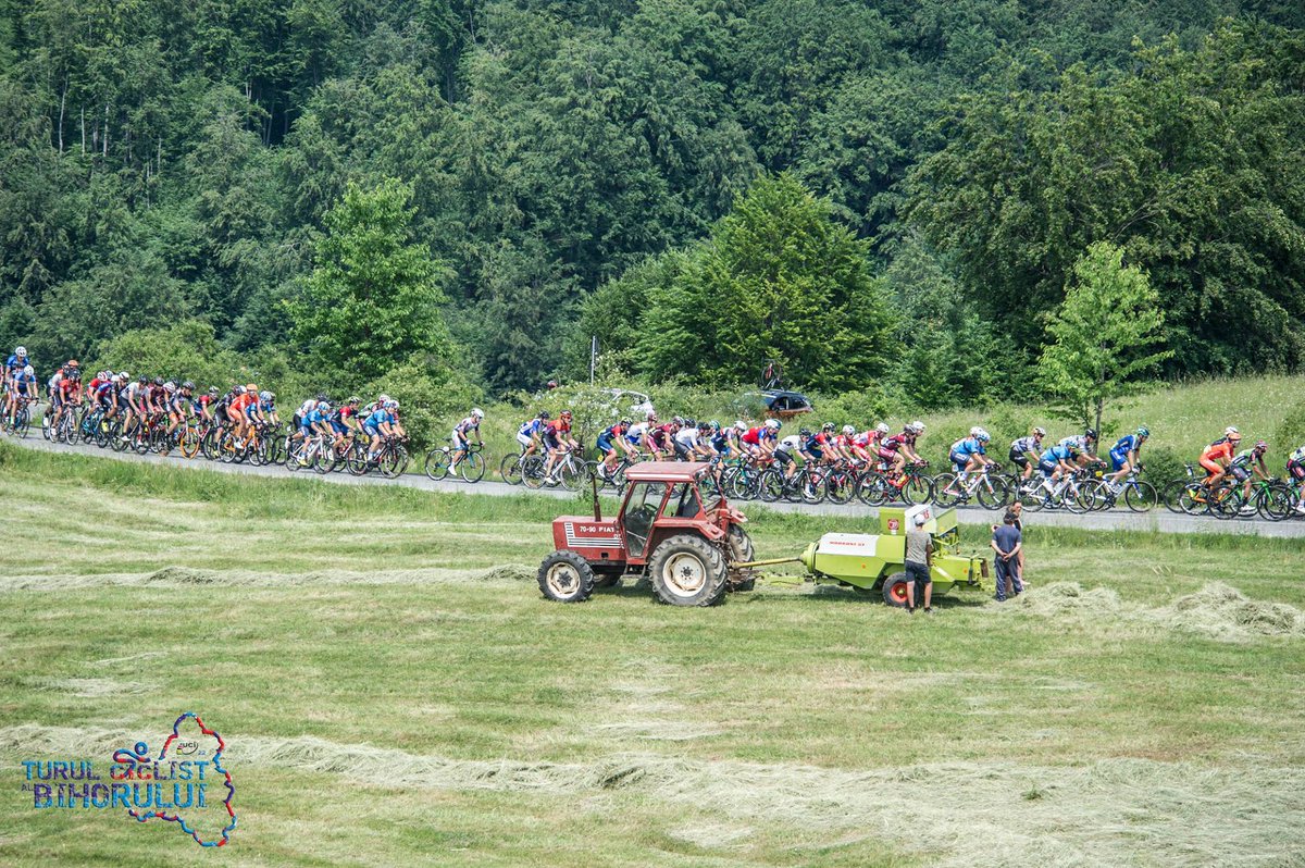 The work is sacred but you can take a break when Tour of Bihor's peloton passes in front of your field 😁...🚜🌾👨‍🌾👩‍🌾 #TourofBihor