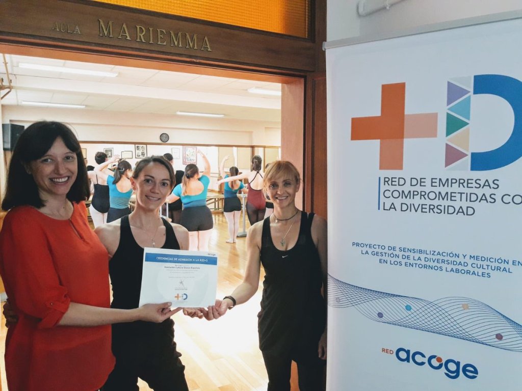 ProcomarVLL's tweet photo. LA ESCUELA DANZA VALLADOLID RECIBE SU CREDENCIAL COMO EMPRESA PERTENECIENTE A LA RED+ D: RED DE EMPRESAS COMPROMETIDAS CON LA DIVERSIDAD @REDACOGE #RedMásDiversidad #GestiónDeLaDiversidad https://t.co/xUezqxve6B https://t.co/BNY003gy0W