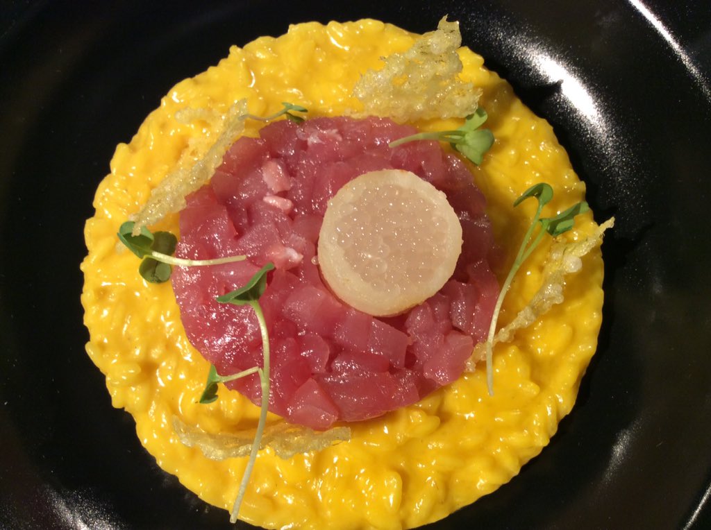 metroacademy's tweet photo. Ed eccovi i piatti dell'edizione milanese de #ilterritorioinunboccone 
Risotto alla milanese 'sbagliato', la mia costoletta di vitello, mini torta paesana al cacao con crema lodigiana. Grazie a @DANIELECHEF1979 per queste fantastiche creazioni! https://t.co/EUduYmk7s1