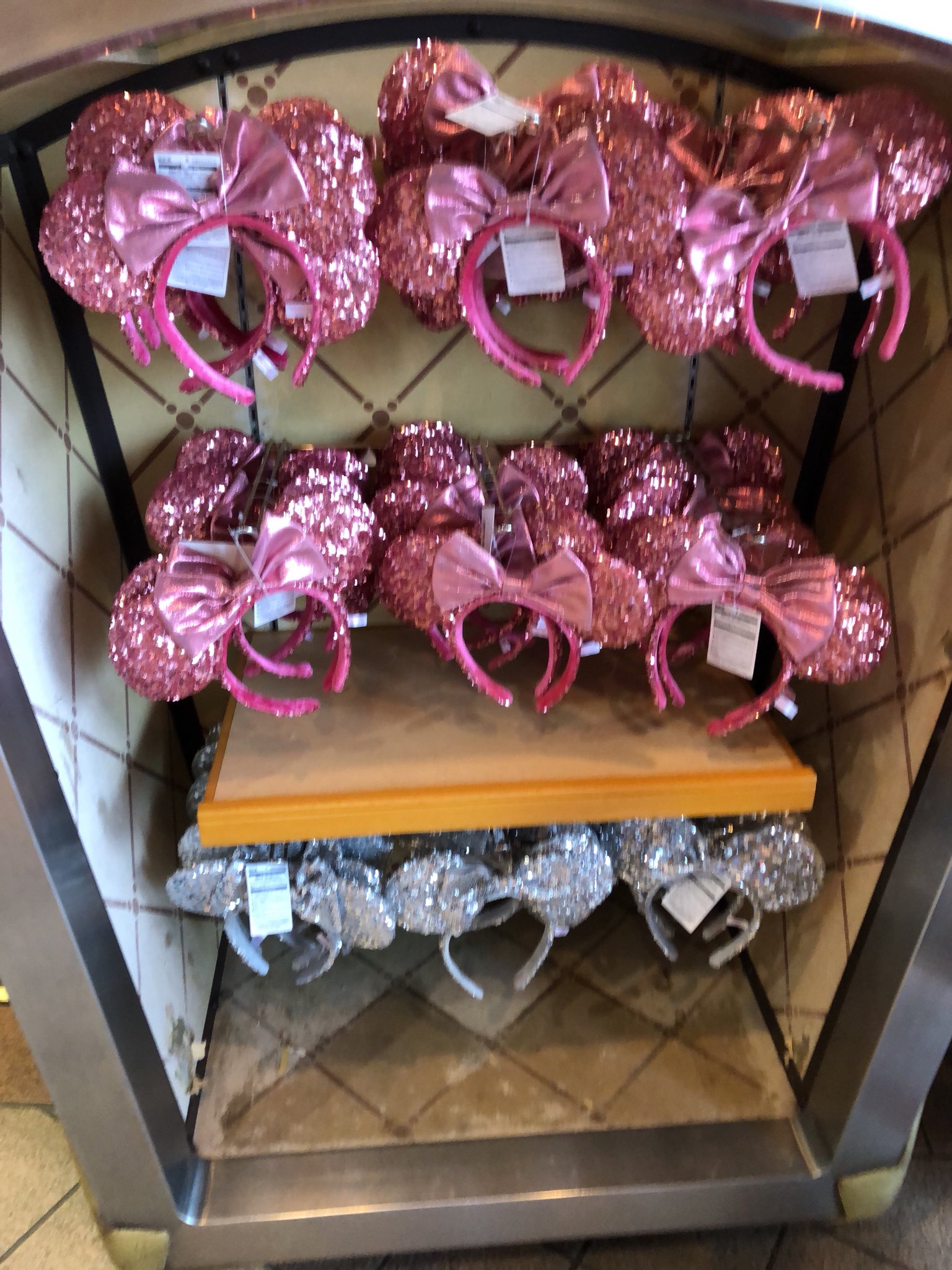 ハワイアンディズニー グッズ 大人気の ピンクカチューシャ が再販されています ピンクカチューシャ と合わせて シルバースパンコールカチューシャ も販売中です 各1 600円です ご希望の方は購入代行させていただきます ピンク