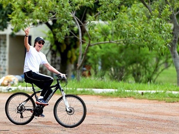 Rt a este Paul McCartney vital de 76 años para que nunca te falten ganas de andar en bici 😍🚲