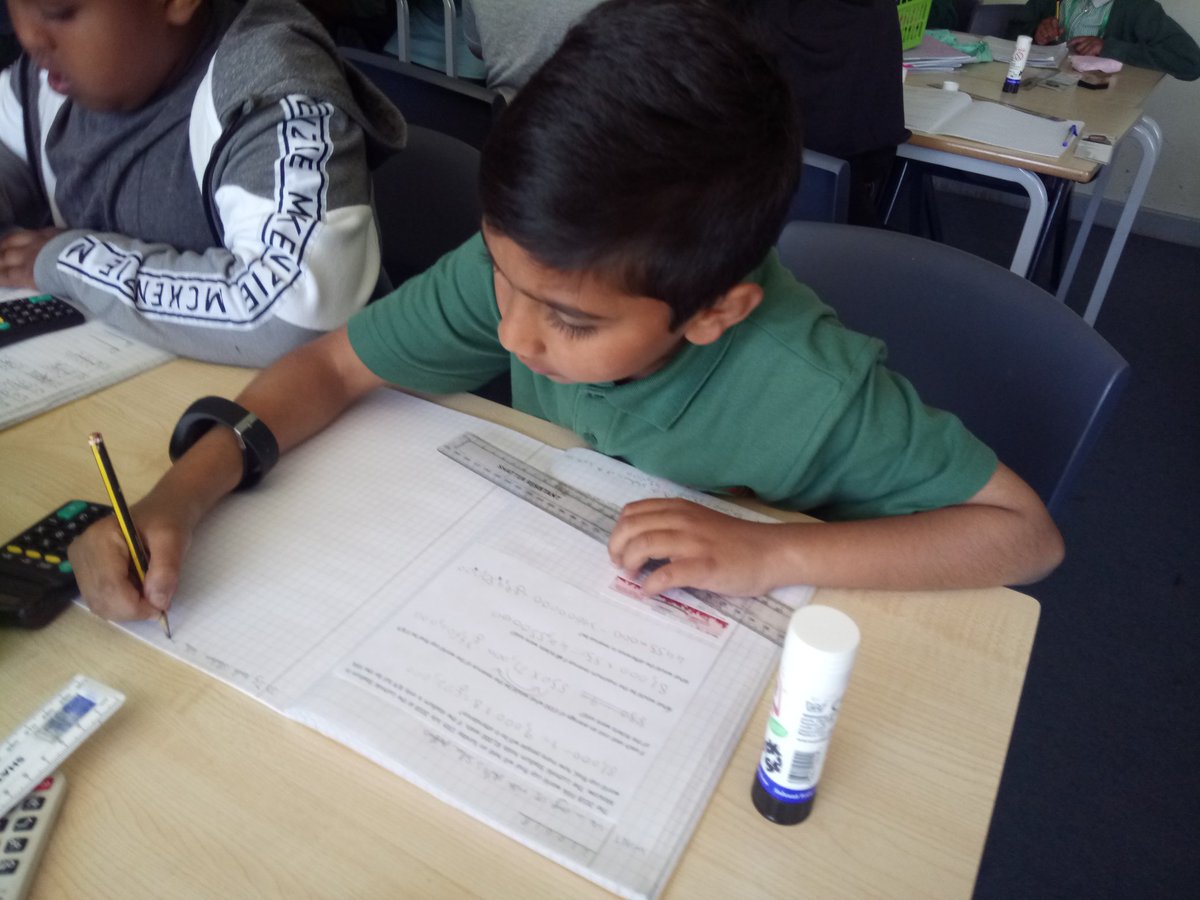 mrAndrewsY3pl's tweet image. #DosbarthMeteor are really exercising their brains this morning! #maths #problesolving