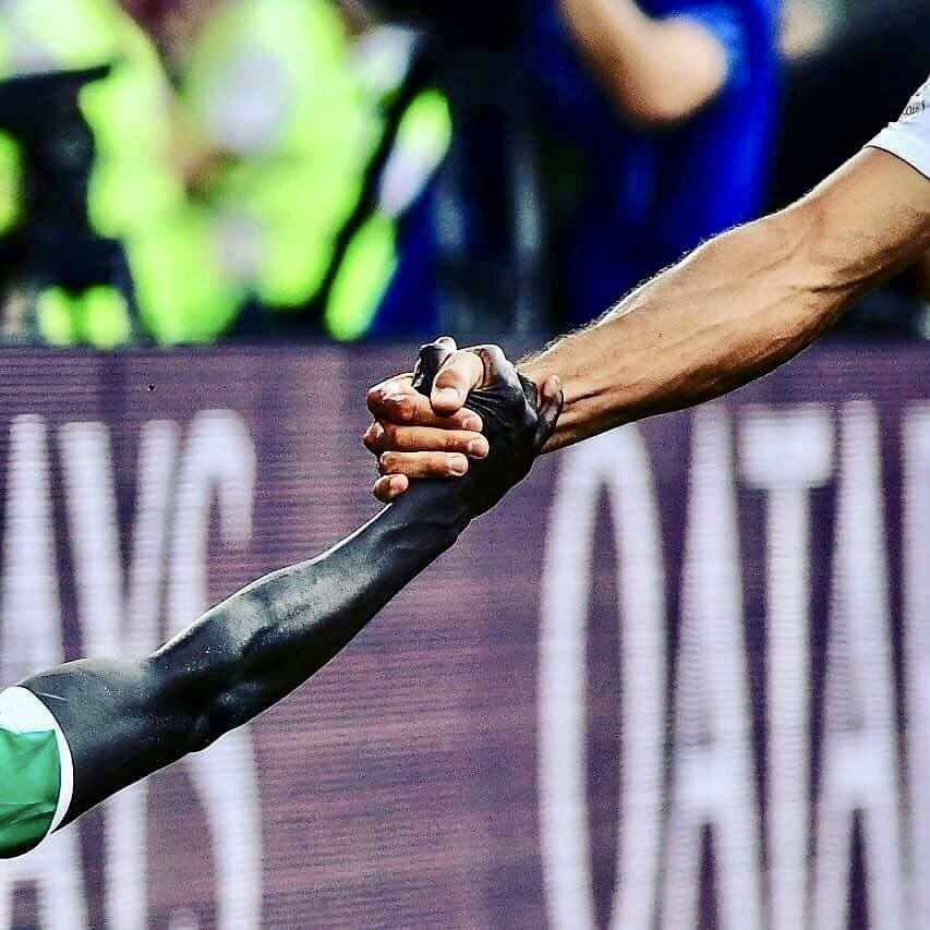 TwoUpTopUK's tweet photo. Truly inspiring  how football can bring us all together @LBliss8 @FIFAWorldCup @KickRacismOut @R1Billythekid #Senegal #Poland https://t.co/xQtzisH2Rj