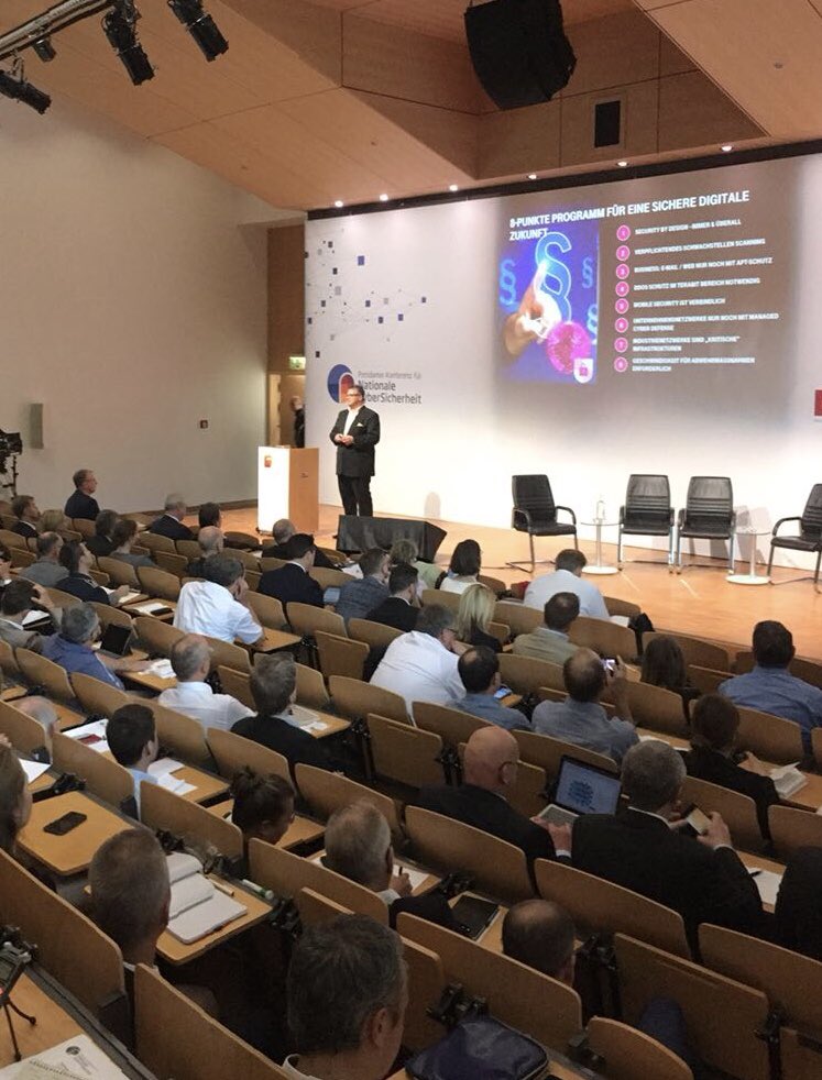 BackofenD's tweet photo. “Warum brauchen wir eine Armee der Guten ?“ Das war das Thema meiner Keynote auf der Potsdamer Konferenz für Nationale Cybersicherheit beim Hasso-Plattner-Institut. #HPI_security . Danke für die sehr gute Kooperation mit dem HPI an Prof. Dr. Christoph Meinel von #TelekomSecurity https://t.co/2B5EUIIY36