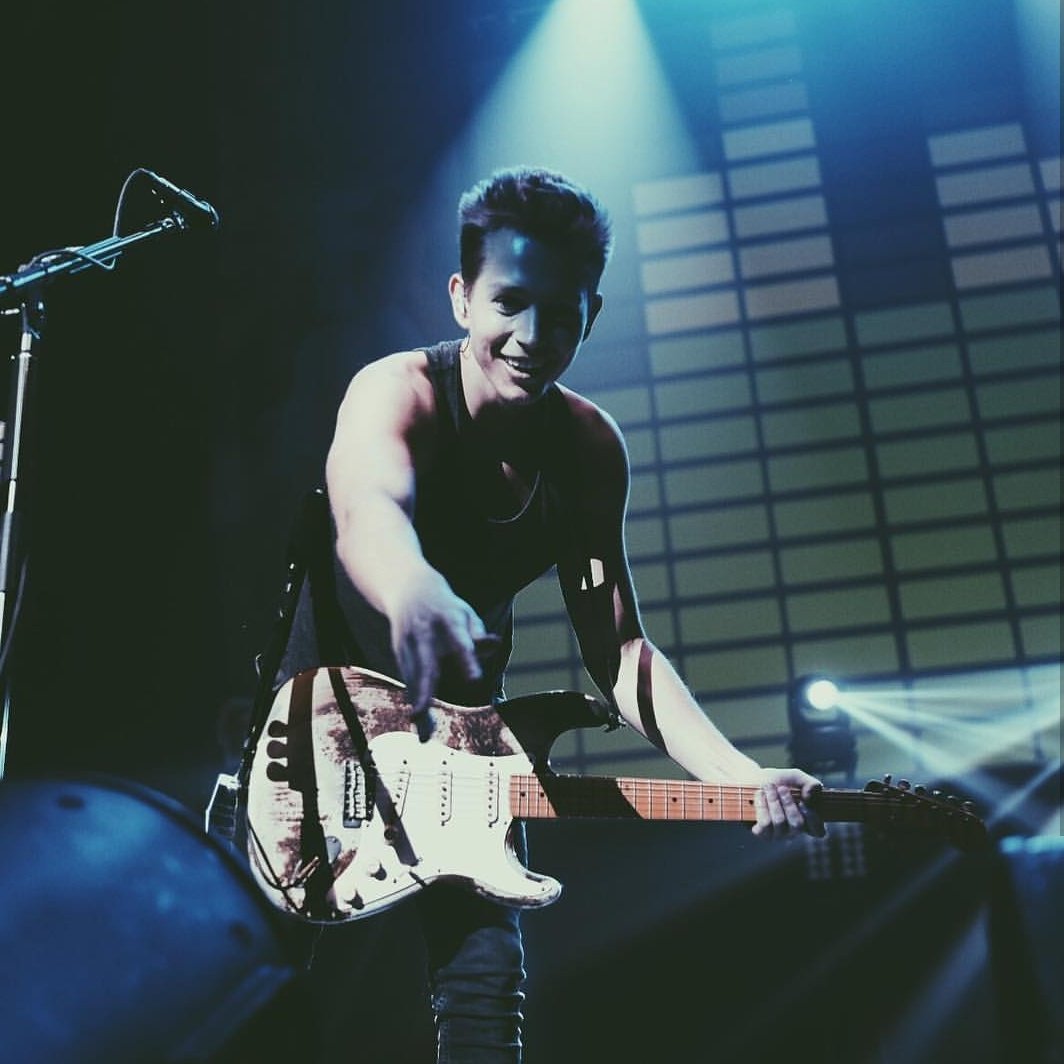 McVeyUpdatesPL's tweet photo. Look how happy he's when he's on stage, I'm sobbing
@TheVampsJames https://t.co/AolMAivS5V