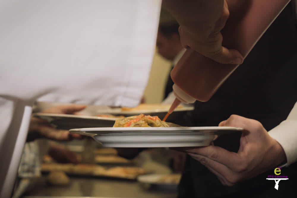 FFGCatering's tweet image. Inmersos en la preparación del #catering de hoy.
Trabajar duro por algo que amamos se llama pasión. 
#cateringmadrid #catering2018 #cateringservice #food #foodie #foodlovers #foodaddict #foodpic #foodphoto #gastronomia #gourmet #eventos #eventosmadrid #eventos2018 #FelizJueves