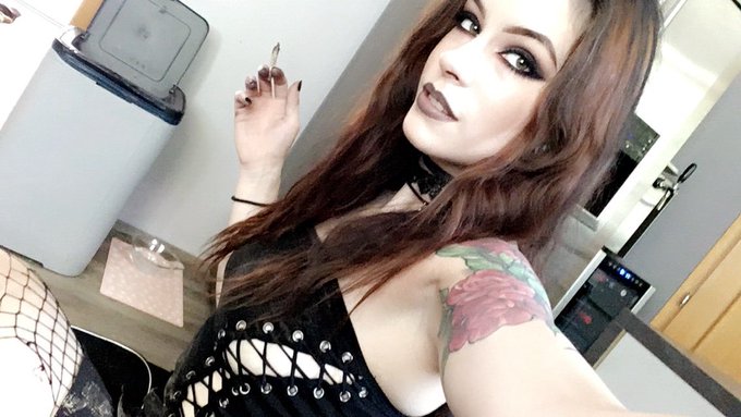 I feel like myself today 🤗🖤 https://t.co/o4YbS3Ne28