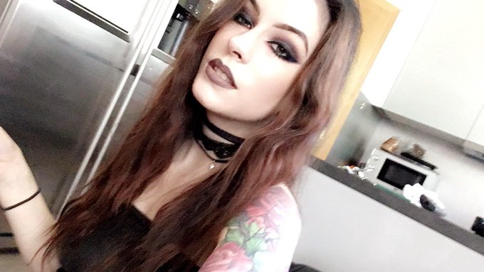 I feel like myself today 🤗🖤 https://t.co/o4YbS3Ne28