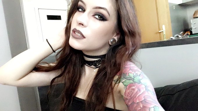 I feel like myself today 🤗🖤 https://t.co/o4YbS3Ne28