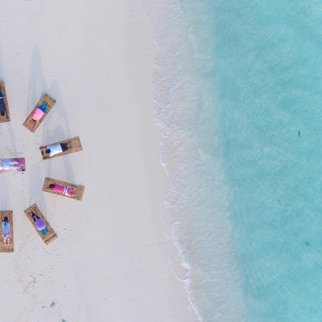 Sandbank flows 💙
📸 Via Schunna
#Maldives #yogaretreat #maldivesyogaretreat #sunnysideoflife #aharengeraajje #visitmaldives #beautifulmaldives #holidizemaldives #Yoga #yogaeverydamnday #beachyoga #YogaInspiration #droneworld #islandlife #itsbetterinbaa #sandbank #WorldYogaDay