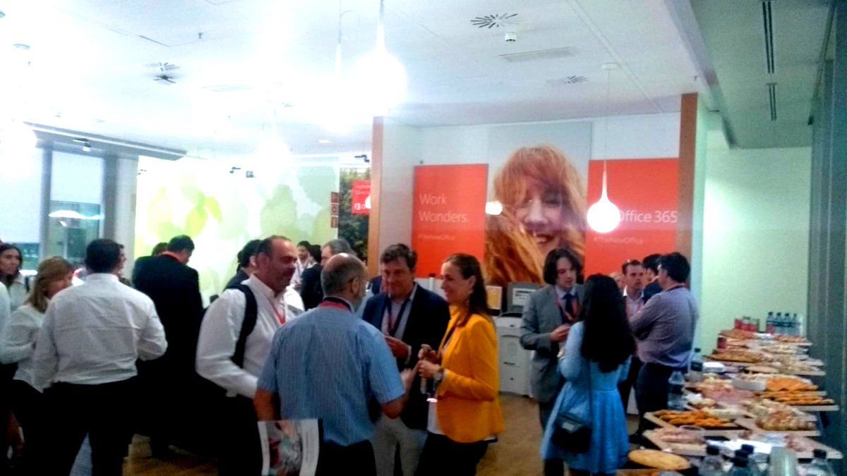 ZertiaTelecom's tweet photo. #ZertiaUXenMicrosoft
Antes de finalizar  UBICUA XPERIENCE DAY nuestros invitados han podido disfrutar de un tiempo para intercambiar opiniones y hacer networking dentro de las oficinas de Microsoft. https://t.co/jsoMi9GQZd