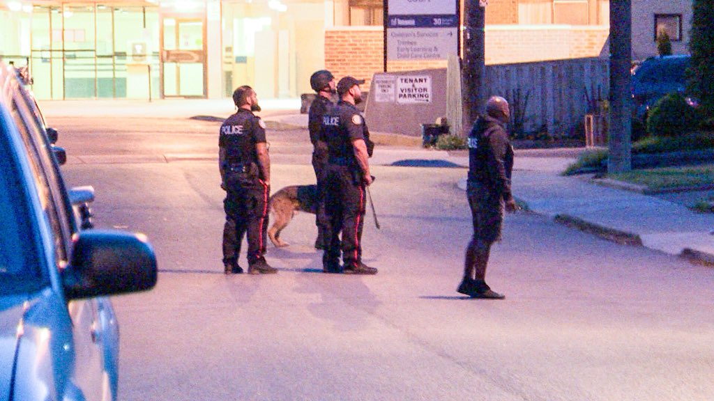 LateNightCam's tweet photo. 50+ search warrants in Toronto, Durham, York, Peel, targeting an alleged criminal organization. More than 800 officers were involved. #ProjectPatton https://t.co/G6djeI14fM
