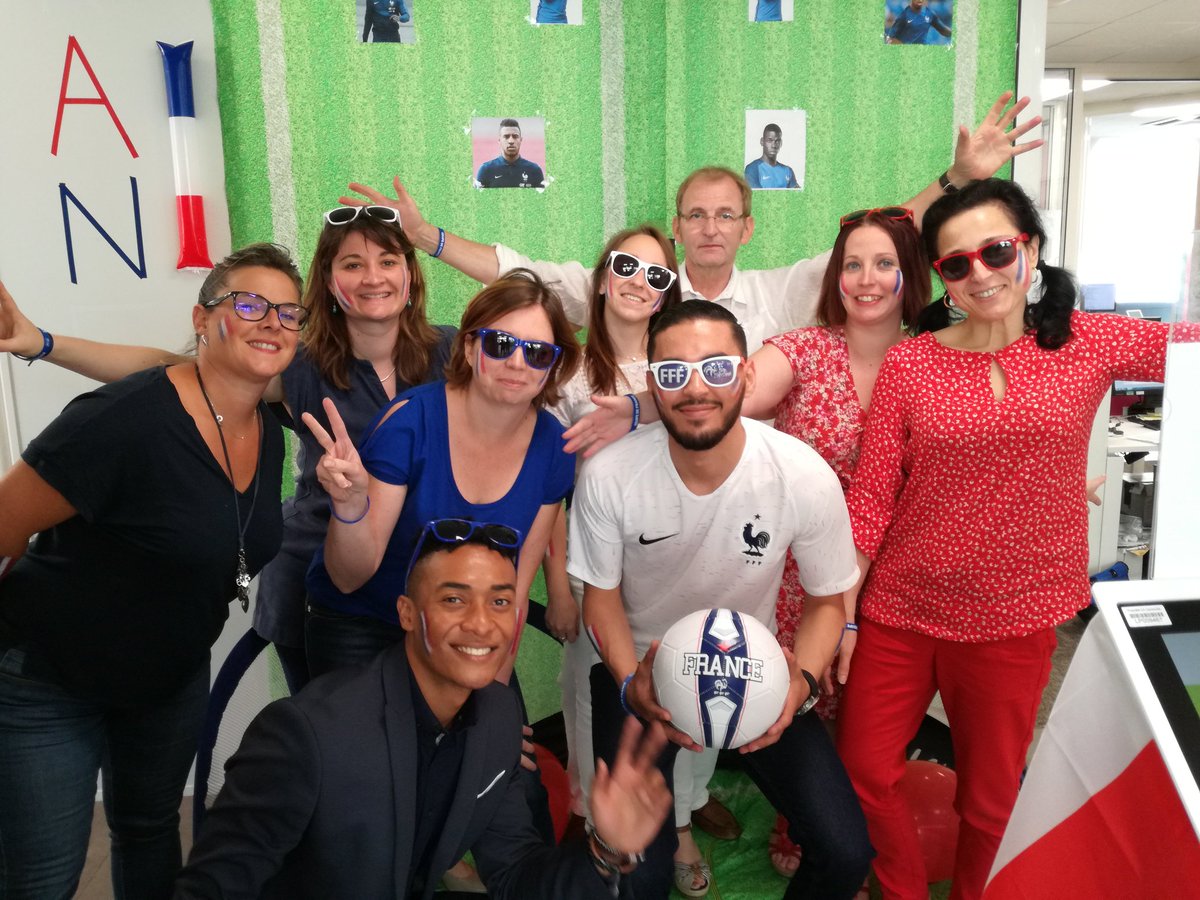 maglarochelle's tweet photo. Votre agence de Bellegarde aux couleurs de la France 🇫🇷 pour soutenir les bleus face au Pérou ... Rdv à 17h⚽...@ca_centrest https://t.co/ttqB3RqSqu