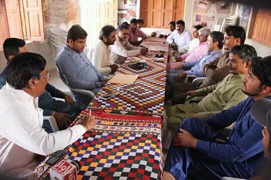 PcwSoffcial's tweet photo. پیپلز کلچرل ونگ سندہ کے صدر اور امیدوار پی ایس 55 محمد قاسم سومرو کی مٹھی کی سول سوسائٹی سے ملاقات۔
حلقے کی صورتحال اور اپنے ایجنڈا پے تبادلہ۔
@Qasimsoomro 
@BBhuttoZardari @AseefaBZ @BakhtawarBZ @FaryalTalpurPk @JavedNLaghari @imirshadbhatti https://t.co/OQk8ovGhHD