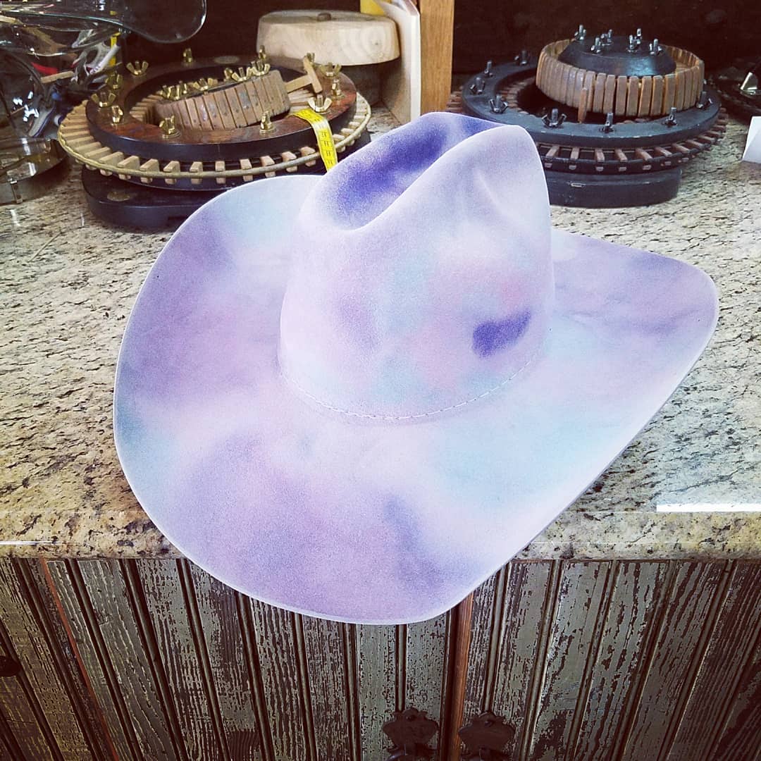 BiggarHatStore's tweet photo. Had a blast making this tie-dye 20X Boss for Sarah Rieg of @rodeokarma
#biggarisbetter #tiedye #peacock #cowboyhat #cowgirl #barrelracer #barrelracing #rodeo #canchaser #conformateur #custom #customhat #customdye #handmade #handcrafted #madeinusa #madeinamerica #texas https://t.co/ooiRqnLdmD