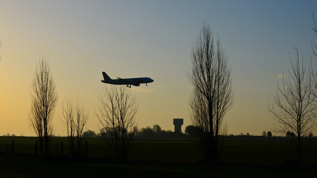 lecho's tweet image. #Bruxelles attaque de nouveau l'Etat belge sur le #survol de la capitale bit.ly/2KawZ3O #begov via @Fil_law | @francois_bellot @celinefremault @BenWeyts