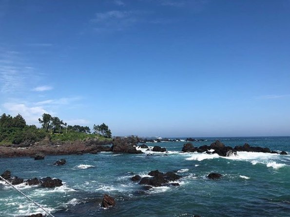 FTIslandFR_IG's tweet photo. [JAEJINSTAGRAM] 21.06.18

@.saico0111 #Jeju #QueJAime #🙌🏻🙏🏻 #CeSont #Des #Vacances

> #사랑스러운 #제주 #🙌🏻🙏🏻 #이게 #얼마만의 #휴가인가 https://t.co/hPA5FRFFdI