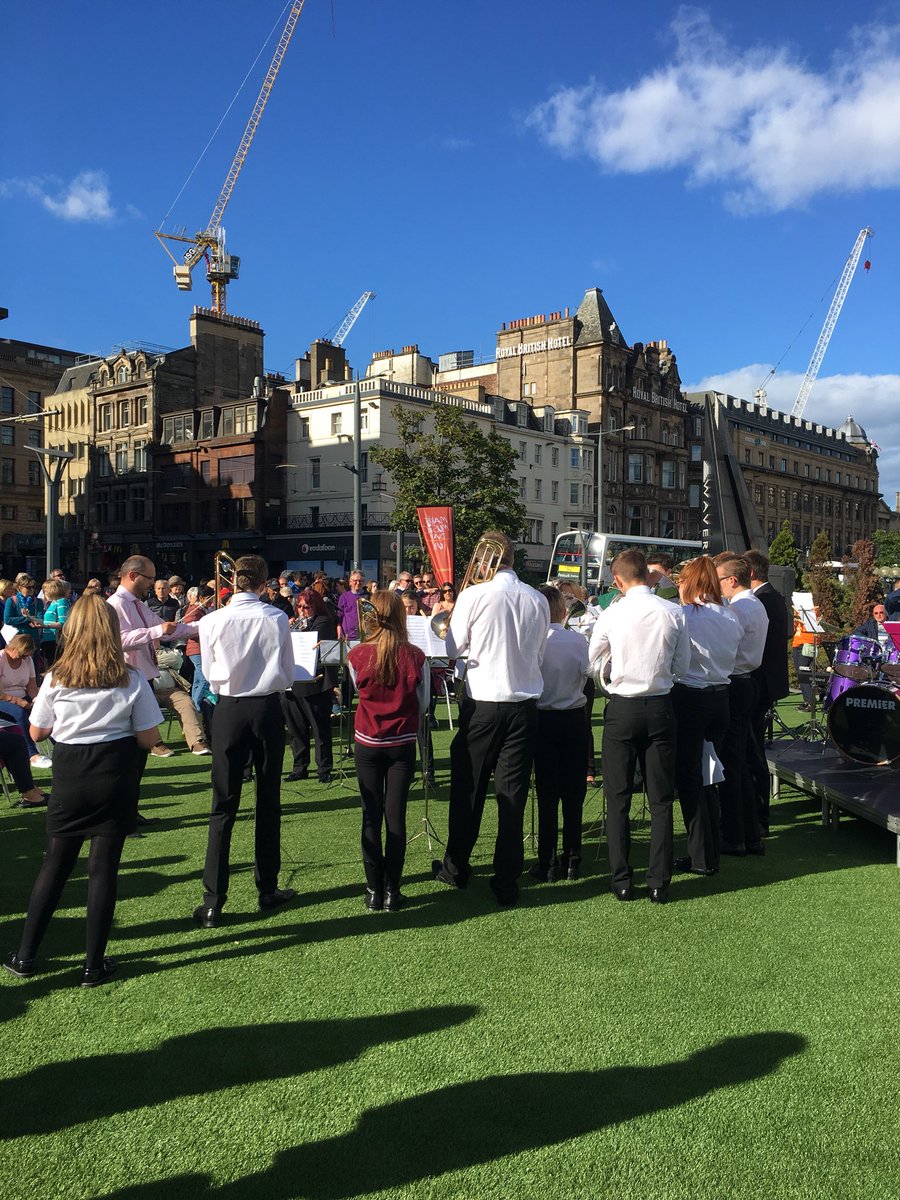 Sun’s still out! Hoorah! <a href="/BathgateYouthB/">Bathgate Youth Band</a> entertaining the masses at @WaverleyMallSC  <a href="/MakeMusicDayUK/">Make Music Day UK</a> #MakeMusicDayUK <a href="/MakingMusic_SC/">Making Music - Scotland</a> 
Next up #lovemusiccommunitychoir
