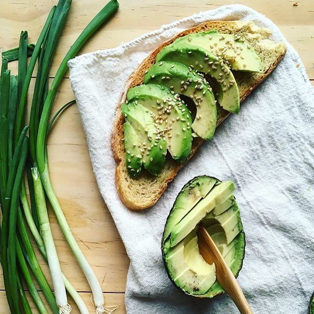 Avocado_Therapy's tweet photo. Sourdough toast with miso &amp; avocado &amp; sesame seeds &amp; scallions &amp; lime by  celine_squared🍞💚
#avocado #cleaneating #yum #foods4thought #plantpowered #healthyfoodshare #eatcolor #plantbased #vegan #avocaddict https://t.co/6QEEtIshdw