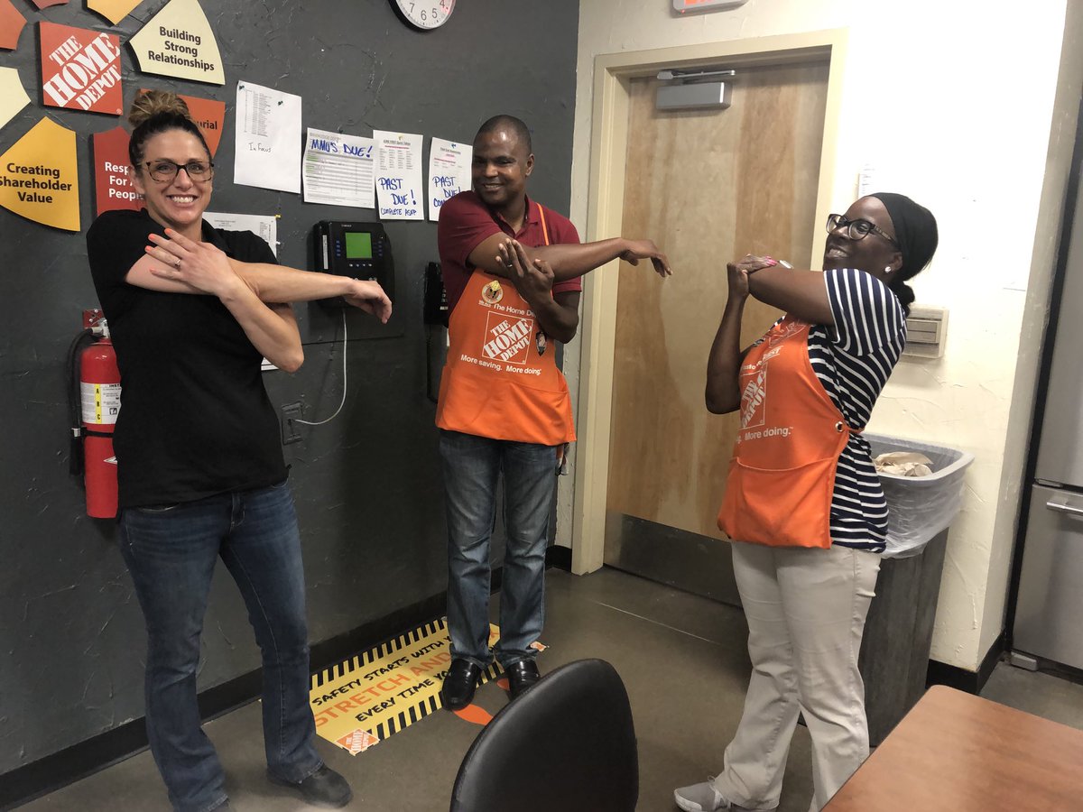 nice4puddin's tweet photo. Associates observed using Proper PPE, Stretch &amp; Flex Safety and awarded Bravo Card at 6537 Mighty Mesquite. https://t.co/r2JXI1qIre