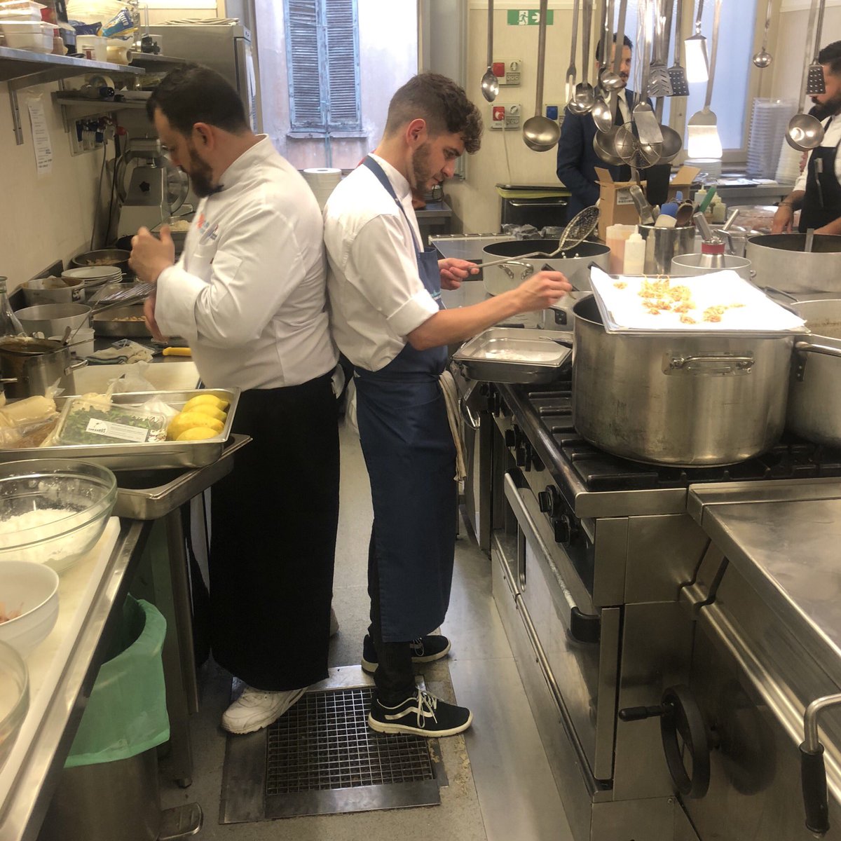 SpagnaInItalia's tweet photo. Fra pochi minuti inizierà ufficialmente il #TapasDay 2018! 6 pluripremiati chef della  @c_valenciana prepareranno, in una cornice unica, 12 tapas. Apri le porte della cucina con noi e diamo inizio alle danze! #MediterraneoDalVivo https://t.co/JgvTrpblmp