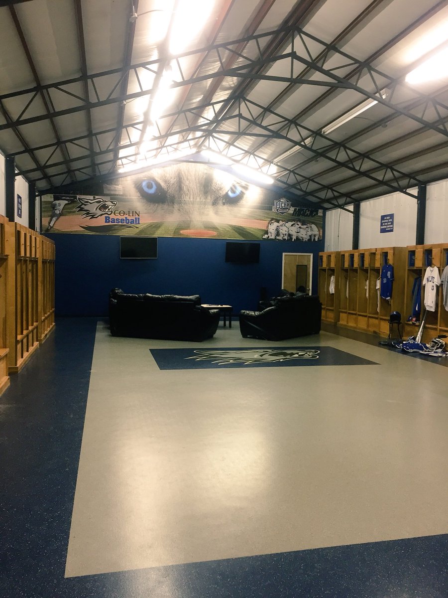 CLCC_Baseball's tweet photo. The Wolf Den. Our players have a pretty nice place to dress and hang out. Not Bad! We are also a @RawlingsSports advisory school. Our guys get geared out with the best Rawlings apparel and equipment. https://t.co/WxvWbl6GWF