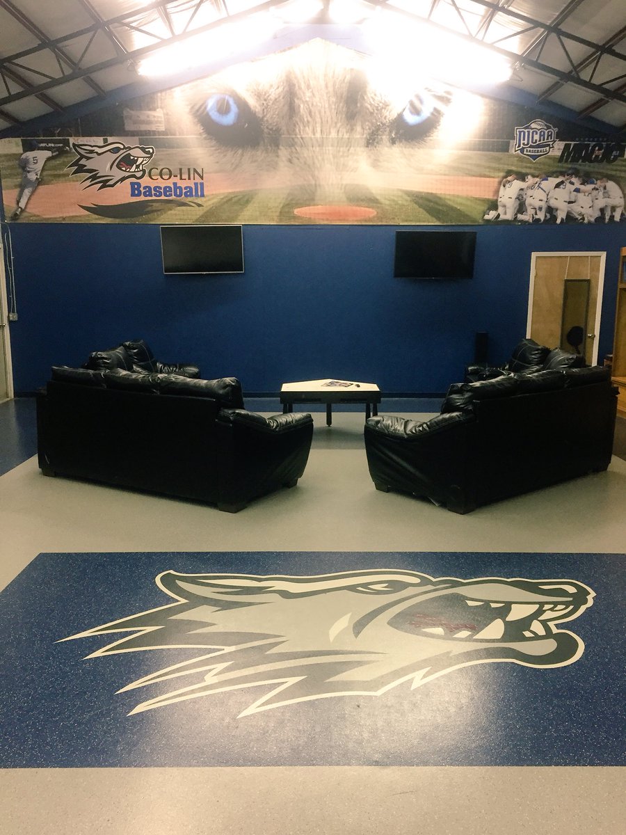 CLCC_Baseball's tweet photo. The Wolf Den. Our players have a pretty nice place to dress and hang out. Not Bad! We are also a @RawlingsSports advisory school. Our guys get geared out with the best Rawlings apparel and equipment. https://t.co/WxvWbl6GWF