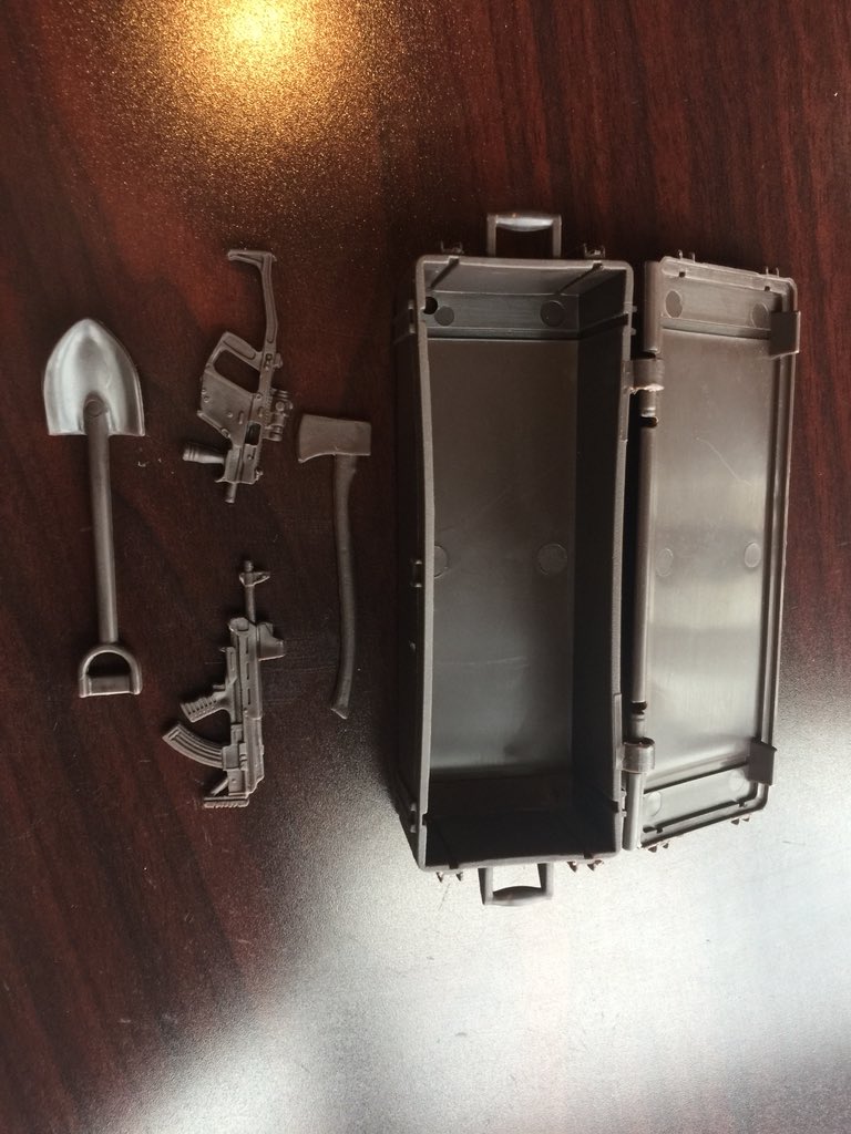 toyhypeusacom's tweet photo. So what’s in the chest? Just 4 accessories as compared to a chest overflowing with accessories as sold previously by Hasbro. This is beyond disappointing #joecon #gijoe #hasbro #finaljoecon https://t.co/qtGOphSndE