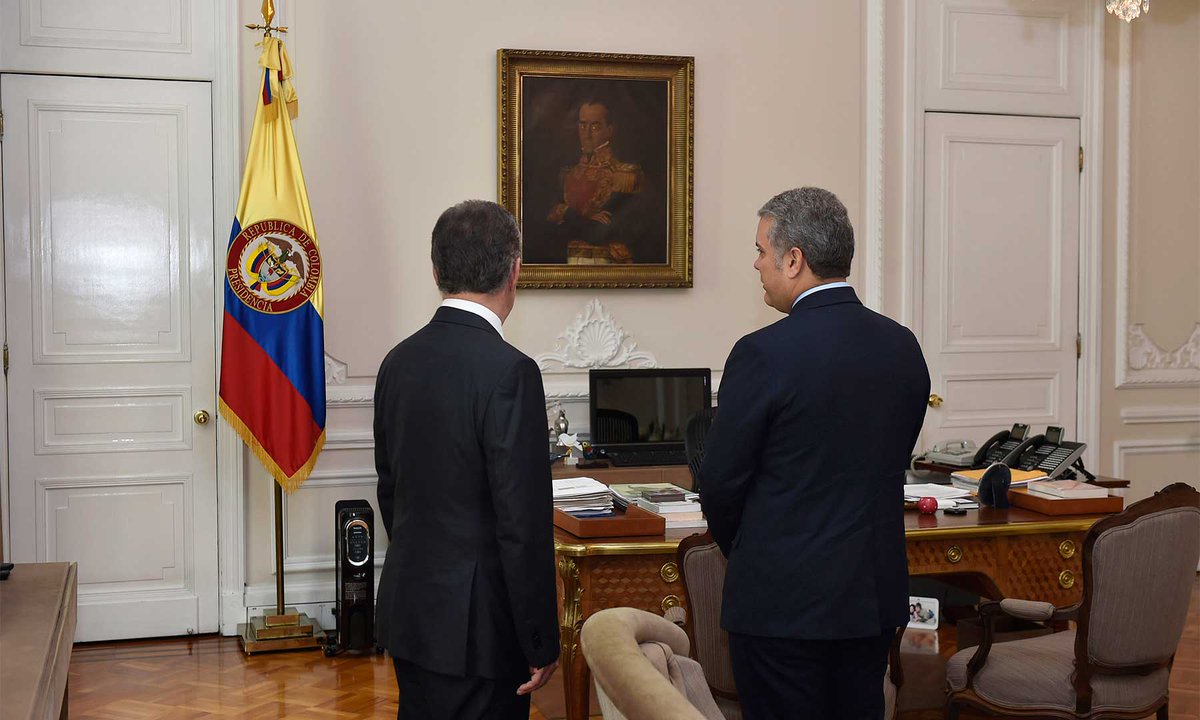 CarlosA_Rubiano's tweet photo. "La impresora está molestando y hay que cambiarle el toner. La grapadora está en el segundo cajón. Sacaganchos no tenemos, le toca traer uno de la casa" https://t.co/FM5hjuZ5AW