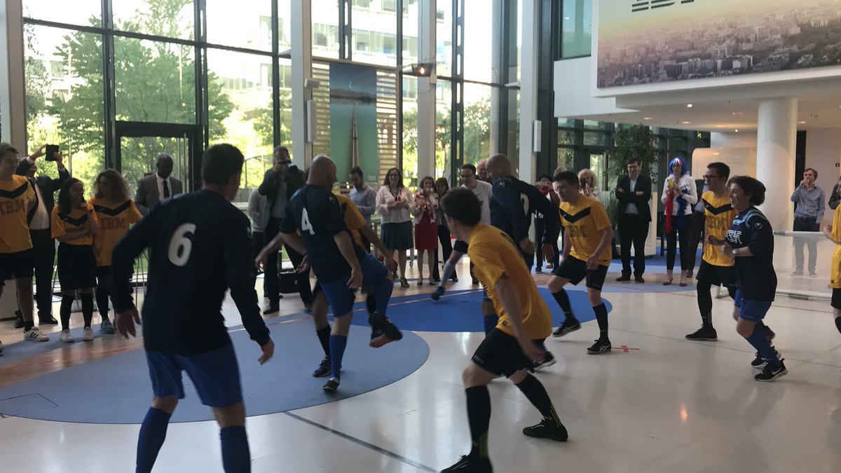gmarchand78's tweet image. Fun! Le Cœur de Verre transformé en terrain de foot ⚽️ #IBMClientCenter #IBM #CDM2018 #squadteam
