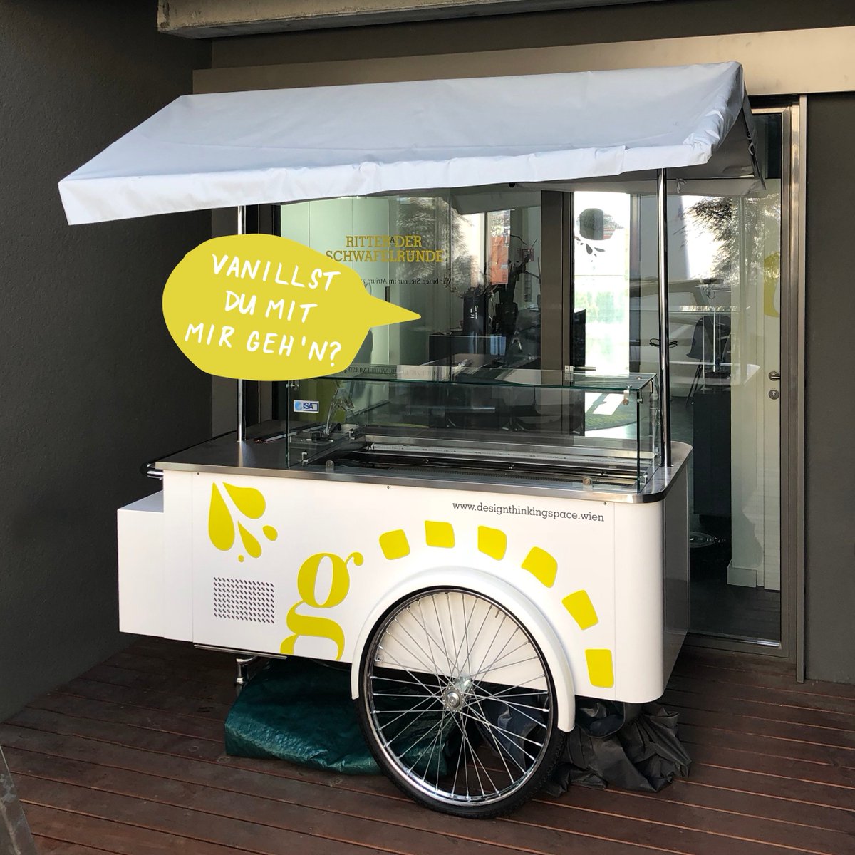 IngridGerstbach's tweet photo. JUCHUUUH! Pünktlich zum Sommerbeginn ist er da!!!!  Der coolste Neuzugang im #DesignThinkingSpace – unser Eiswagen. 😍🍦 Und er soll einen noch cooleren Spruch bekommen. Wir können uns aber im Moment nicht zwischen diesen drei entscheiden. Welchen findet ihr am besten? https://t.co/nftf8SPswe