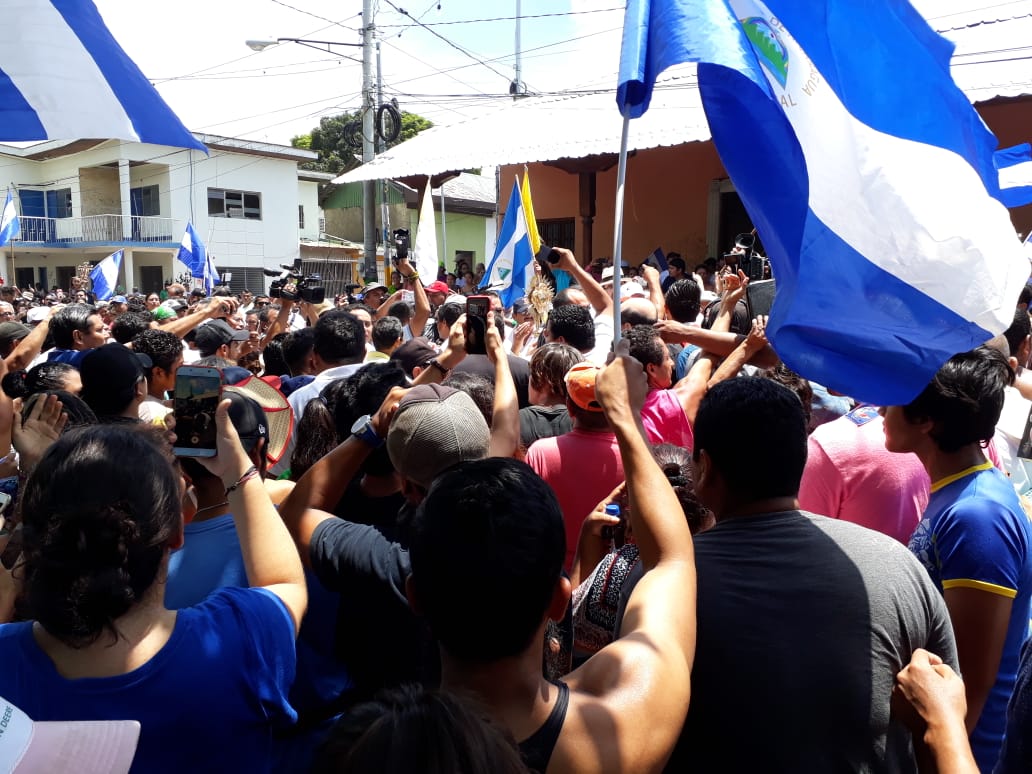 laprensa's tweet photo. Entre llantos y súplicas, los pobladores de Masaya reciben a los Obispos y nuncio apostólico #SOSNicaragua #GritoPorNicaragua >> https://t.co/BYG0O3MsVw https://t.co/oHKCIyv6qo