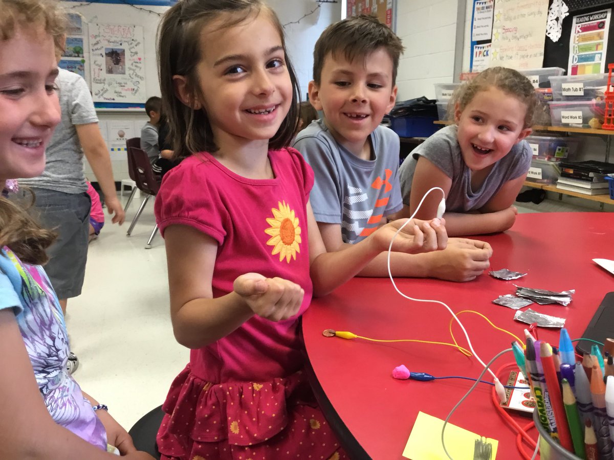EllieLarizza's tweet photo. Been meaning to post this...fun with MakeyMakey last week. Students were amazed and curious about it all, their expressions were priceless! @cmussio14 @MrsJBenedetti @specedteach76 @dforster123 @teachcodecreate @richannesley @MsEmilyMButler https://t.co/8I1S30rgvx