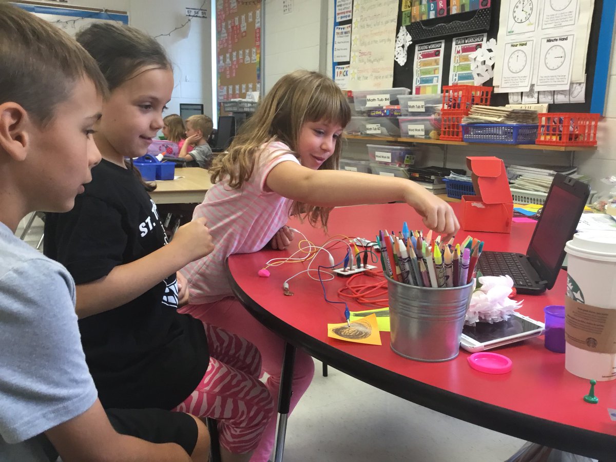 EllieLarizza's tweet photo. Been meaning to post this...fun with MakeyMakey last week. Students were amazed and curious about it all, their expressions were priceless! @cmussio14 @MrsJBenedetti @specedteach76 @dforster123 @teachcodecreate @richannesley @MsEmilyMButler https://t.co/8I1S30rgvx