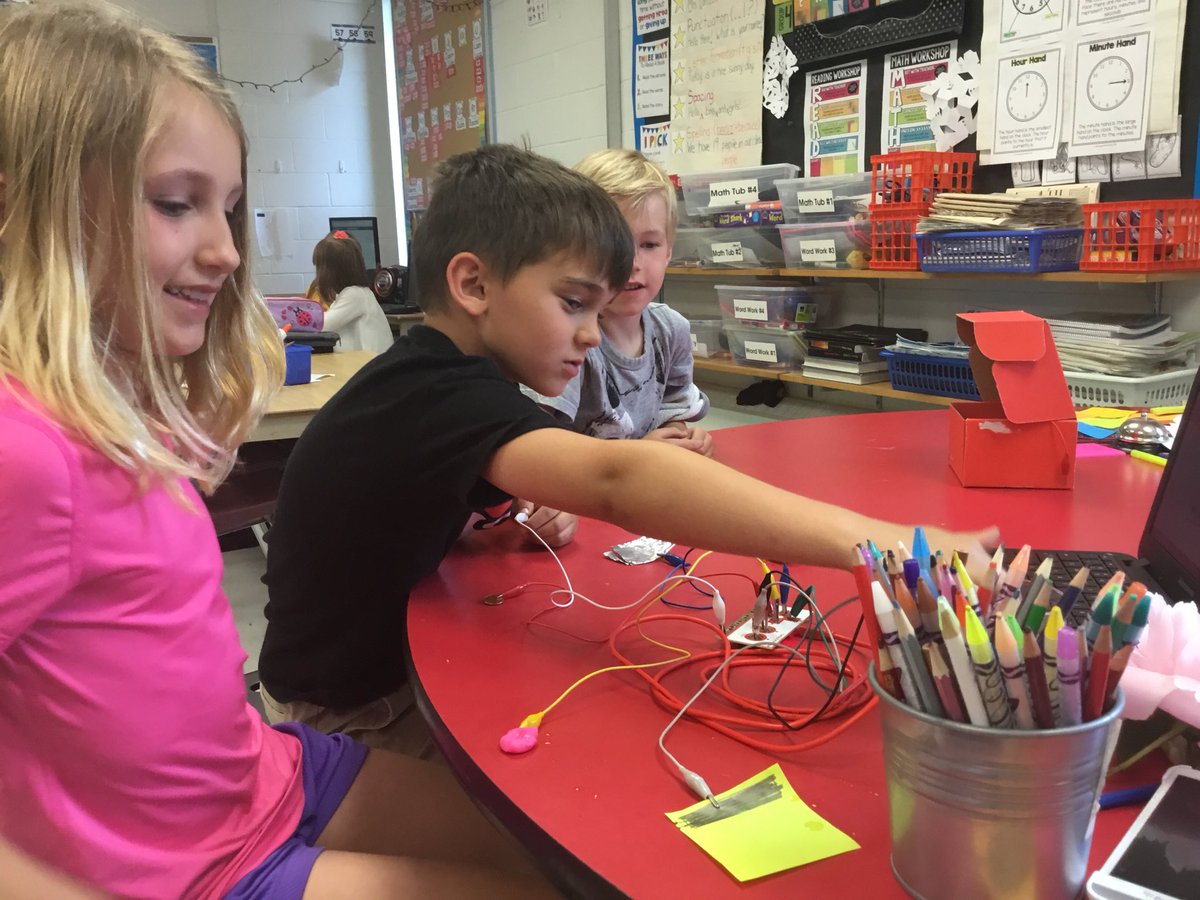 EllieLarizza's tweet photo. Been meaning to post this...fun with MakeyMakey last week. Students were amazed and curious about it all, their expressions were priceless! @cmussio14 @MrsJBenedetti @specedteach76 @dforster123 @teachcodecreate @richannesley @MsEmilyMButler https://t.co/8I1S30rgvx