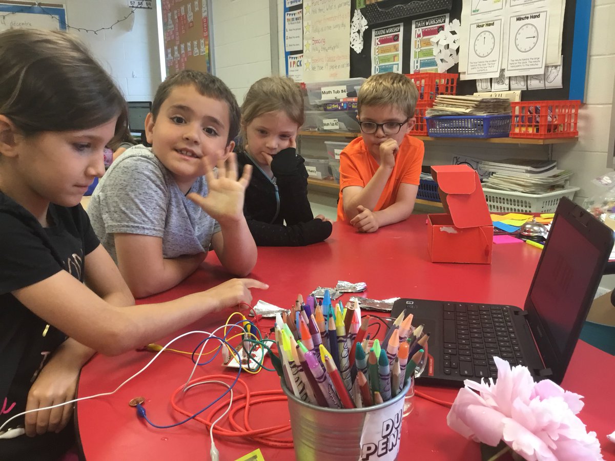 EllieLarizza's tweet photo. Been meaning to post this...fun with MakeyMakey last week. Students were amazed and curious about it all, their expressions were priceless! @cmussio14 @MrsJBenedetti @specedteach76 @dforster123 @teachcodecreate @richannesley @MsEmilyMButler https://t.co/8I1S30rgvx