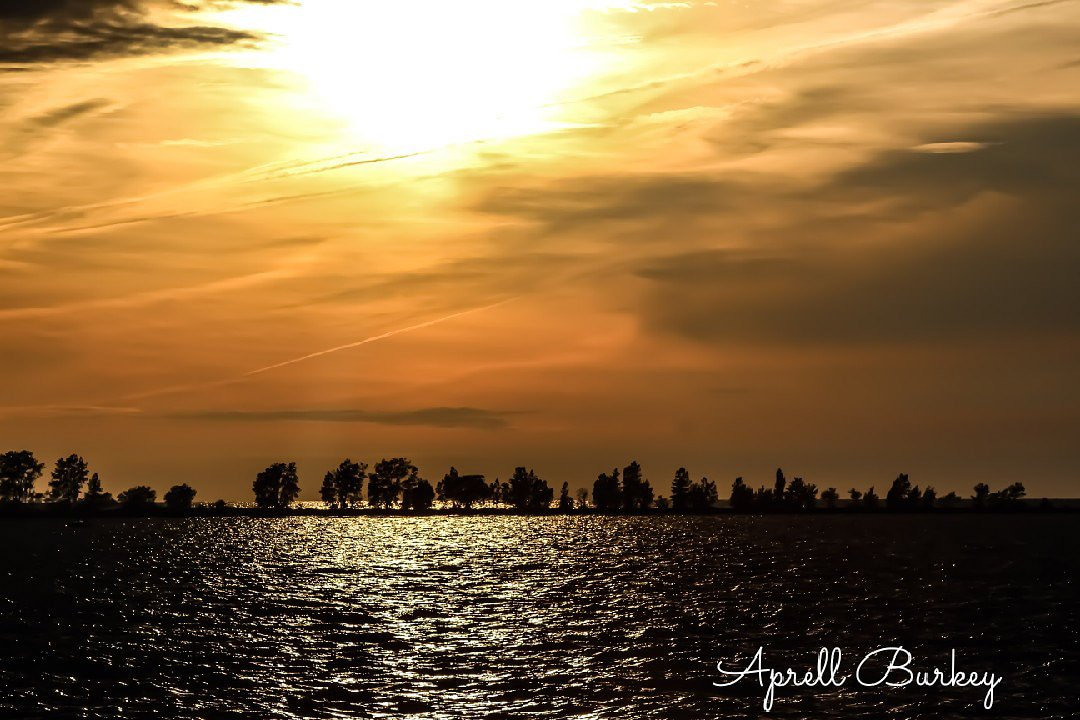 AprellBurkey's tweet photo. June 20th beautiful sunset #lakecountyoh #remarkablelakecountyoh #fairportharborwestbreakwaterlight #fairportharbor #sunsetharborbarandgrille #letsroamohio #ohioexplored #ohiophotographer #letsroamohio #onlyinohio #lakemeteoparks https://t.co/PIsF86wgKI