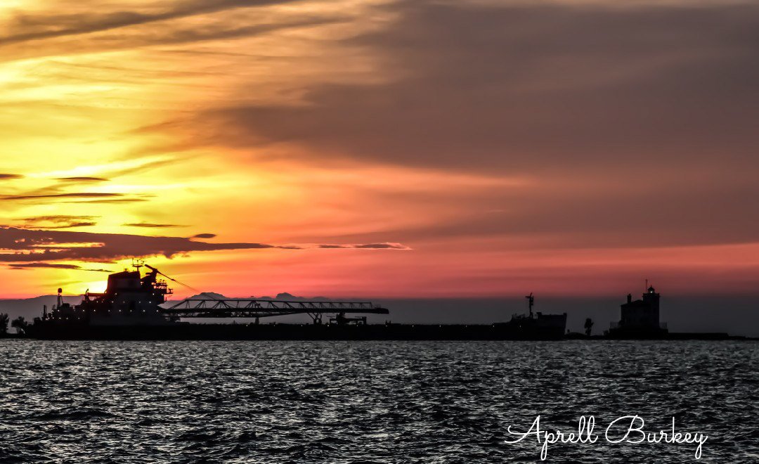 AprellBurkey's tweet photo. June 20th beautiful sunset #lakecountyoh #remarkablelakecountyoh #fairportharborwestbreakwaterlight #fairportharbor #sunsetharborbarandgrille #letsroamohio #ohioexplored #ohiophotographer #letsroamohio #onlyinohio #lakemeteoparks https://t.co/PIsF86wgKI