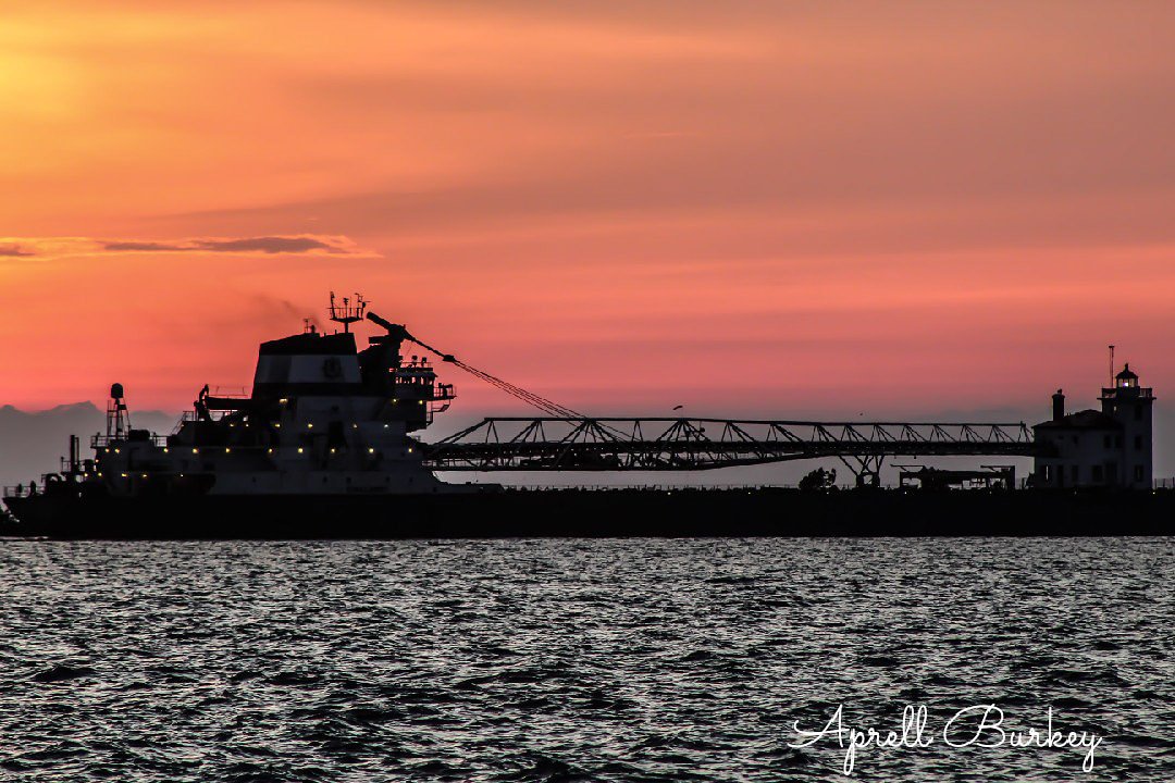 AprellBurkey's tweet photo. June 20th beautiful sunset #lakecountyoh #remarkablelakecountyoh #fairportharborwestbreakwaterlight #fairportharbor #sunsetharborbarandgrille #letsroamohio #ohioexplored #ohiophotographer #letsroamohio #onlyinohio #lakemeteoparks https://t.co/PIsF86wgKI