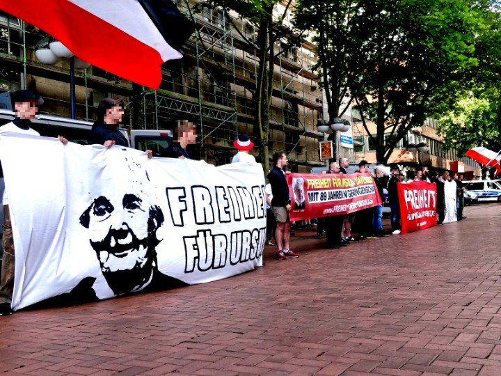 dortmundsrechte's tweet photo. Mit etwa 70 Teilnehmern findet an den Katharinentreppen derzeit eine Mahnwache für die Freilassung der 89-jährigen Dissidentin Ursula #Haverbeck statt. Sichtbare Gegenproteste gibt es nicht, dafür ein reges Interesse der Passanten! #dierechte #nonazis #nonazisdo https://t.co/dzkOG4UBoH