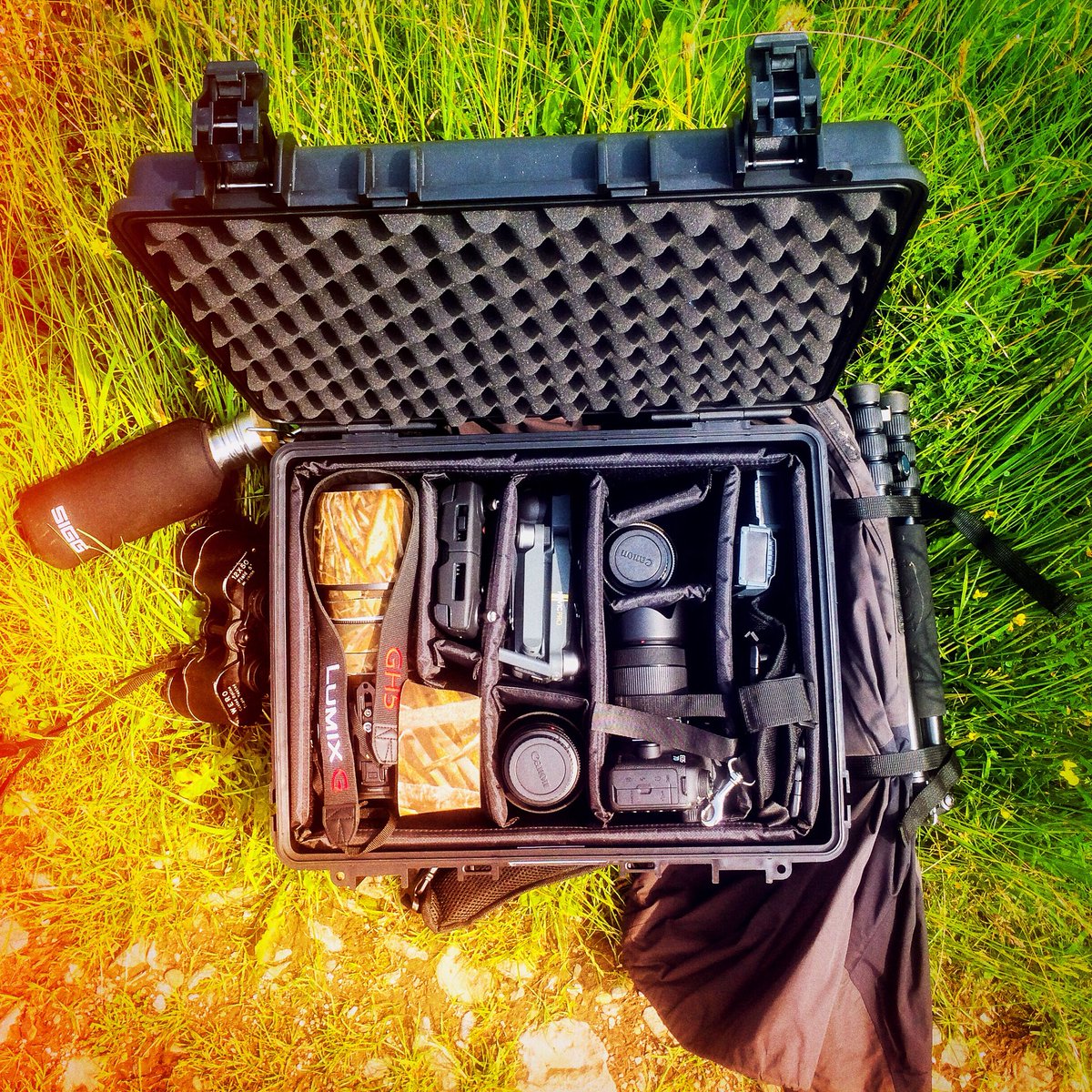 altruistfilms's tweet photo. Travel gear set for photography, aerials and portable videography.
Mavic Pro, 7D MKII, GH5S and a couple of lenses in our B&W International case type 6000 with the BPS Backpack System.
What do you think of this set?
What are you using?
#takeyourcase, #outdoorcases, #travelphoto https://t.co/EpRfG5FGAO