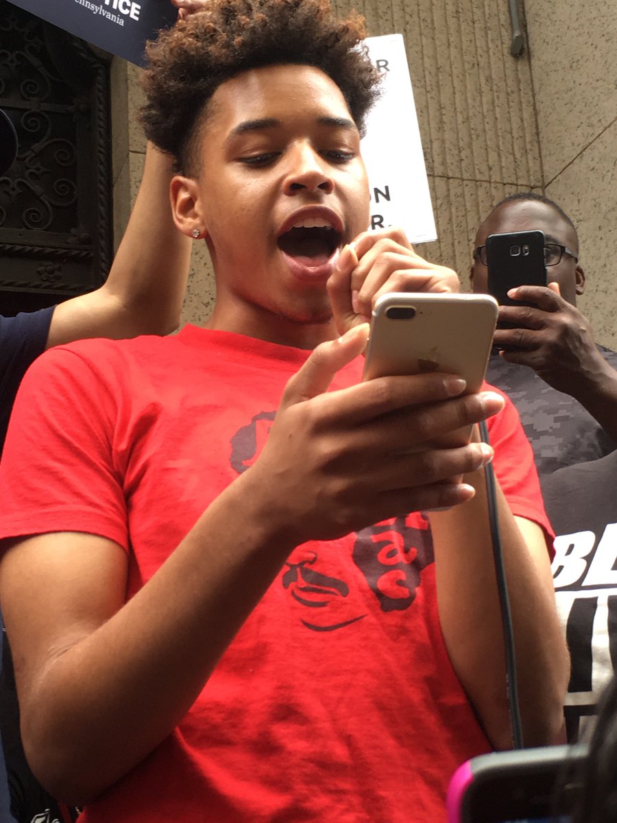 ThePittNews's tweet photo. Christian from @pghstudents read a poem written by Antwon Rose before his death. "I am confused, and afraid," was the refrain. https://t.co/2lB9RFsaQJ