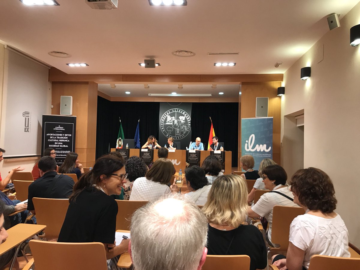 juansa777's tweet photo. Tras las variadas sesiones paralelas de la tarde, estamos preparados para la mesa redonda sobre novela negra. Comenzamos! #AHHCaceres18 https://t.co/1rFWFydCuU