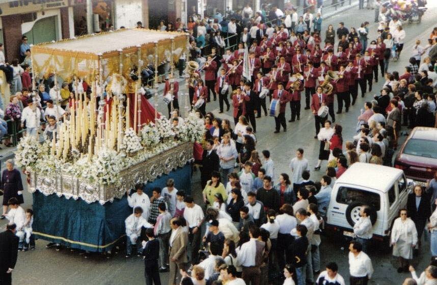 Hoy, Día de la Música, queríamos recordar, con motivo del reciente acuerdo con <a href="/hdadtrabajoyluz/">Hermandad Trabajo y Luz</a> , ese soñado Lunes Santo tras Nuestra Señora de la Luz hace 24 años, (donde éramos conocimos como “los chaqueta colorá”) con el cual volveremos a soñar la próxima Semana Santa.