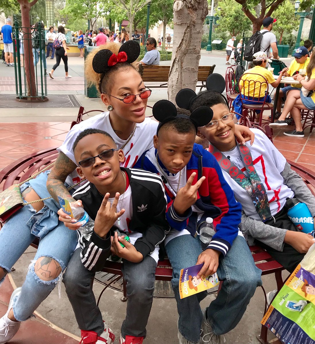 miryamlumpini's tweet photo. @Disneyland today with my youngins. Love these swaggy kids ! 💕✨ https://t.co/9nyQWCDAZC