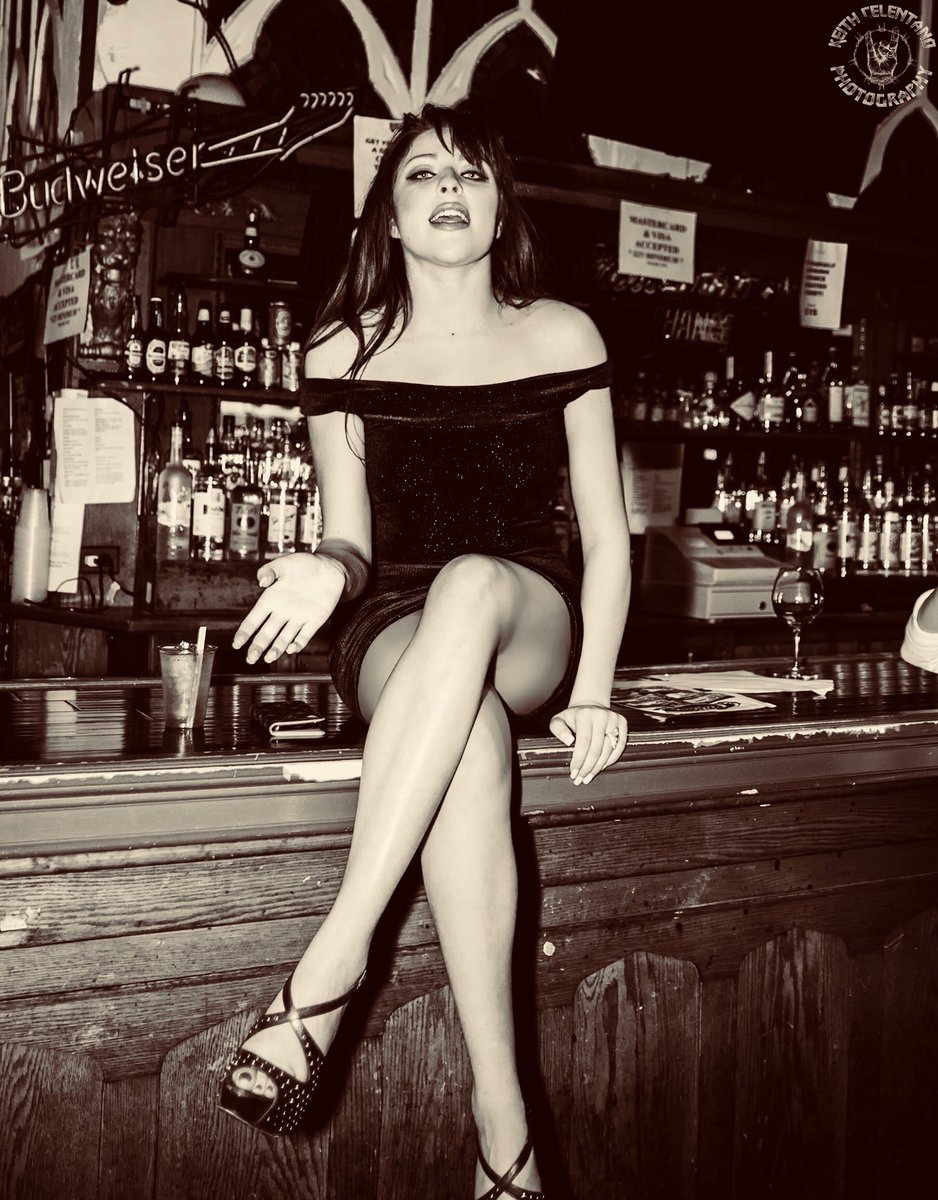 RLorinOfficial's tweet photo. So let me tell you what happened...i was watching @geofftate slay last night and after the show my feet starting hurting...no chairs...no problem 😎🤘 What can i get you to drink? 🍷 Have an awesome Thursday loves 💋 #rockandroll #heelwarrior https://t.co/HXTtz5EKhM
