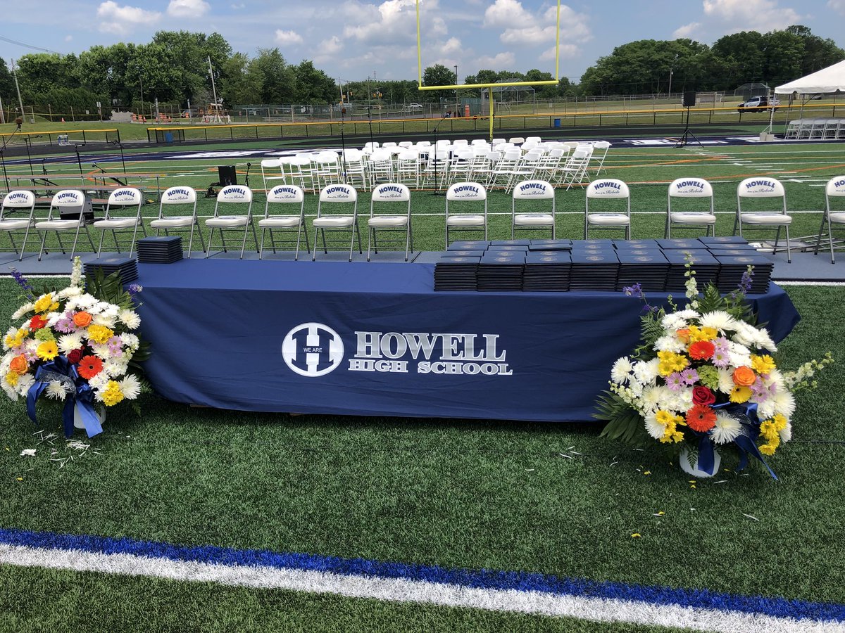 BravermanHHS's tweet photo. #weAreGraduating at 4pm!#classOf2018 https://t.co/9ycemOw7AS