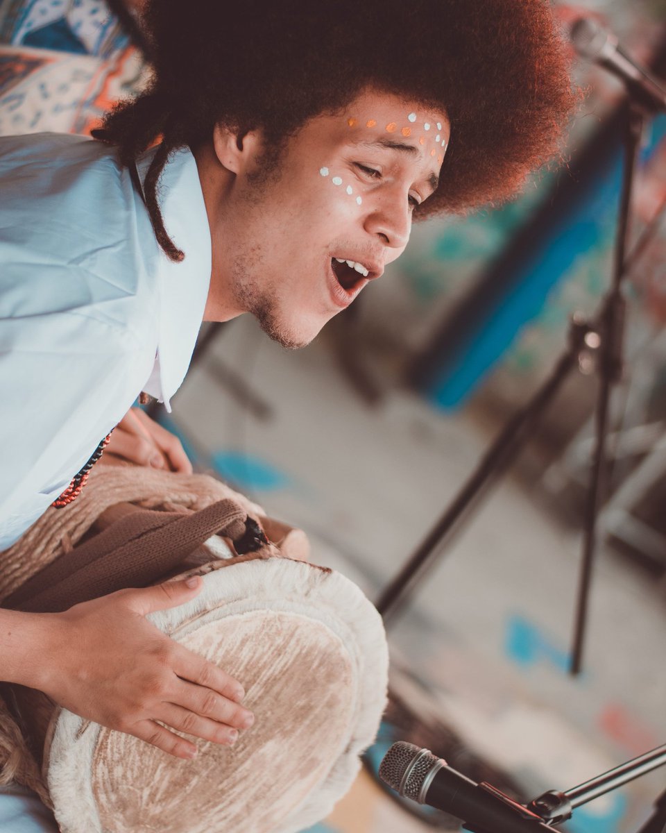 la_matuna's tweet photo. Ya eramos música antes del tambor. Golpeábamos nuestra propia piel haciendo sonidos; aprendimos a silbar como las aves y al vernos sin alas para poder volar, no hubo más remedio que cerrar los ojos al cantar, al danzar.  
Antes del tambor ya eramos música.

CELEBRAMOS LA MÚSICA https://t.co/4HQh5WUTKV