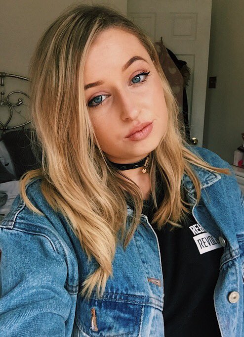 AmyClaireBlaker's tweet photo. It’s #NationalSelfieDay so here’s an obligatory photo of my face. 

#basicblogger https://t.co/XYByZ6khdl