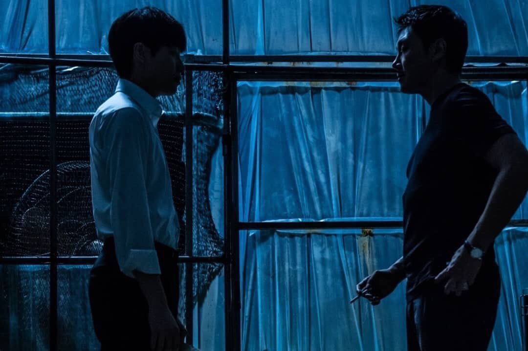 nosoulrope's tweet photo. 독전 요약
자기 사칭한 사람 충분히 찾을 수 있는데도 형사가 궁금해서 수사에 공조한 마약왕👉그러다 덜컥 사랑해버린 형사를 죽일 수 없어 노르웨이로 떠났는데👉거기까지 쫓아와서 행복한 적 있었냐고 물어보는 형사와👉그때 처음으로 행복해진 마약왕👉둘다 해피엔딩이 불가능하다는 건 알고 있음 https://t.co/8BZ6lM1Ype